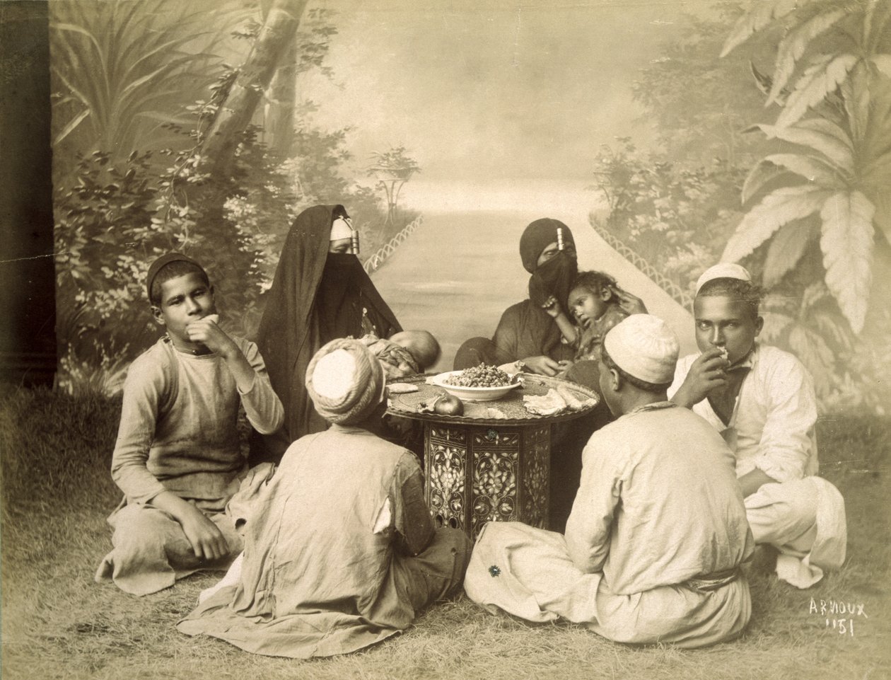 Egyptisk familie spiser et måltid, ca. 1880 av English Photographer