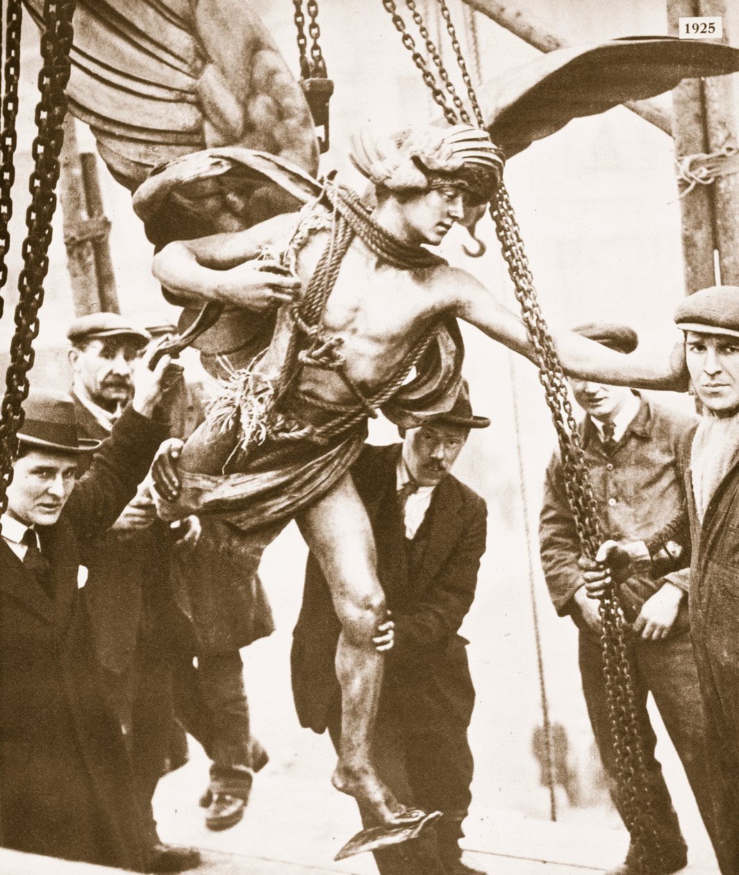 Eros ble fjernet på grunn av gjenoppbyggingen av Piccadilly t-banestasjon, tidlig i 1925 av English Photographer