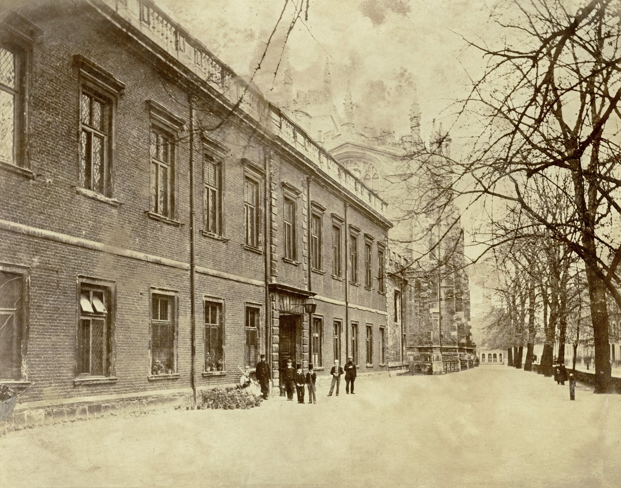 Eton College, utsikt mot inngangen til School Yard and College Chapel, 1860-tallet av English Photographer