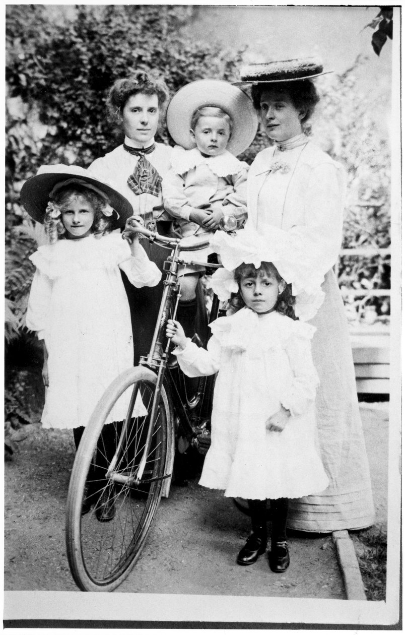 Familiegruppe med sykkel, ca. 1890-tallet av English Photographer