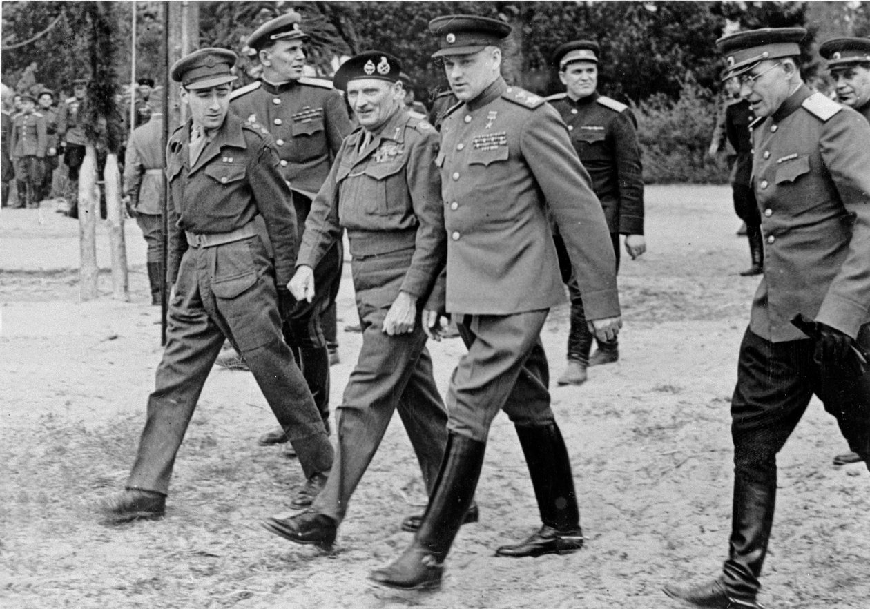 Feltmarskalk Bernard Montgomery med marskalk Rokossovsky, 10. mai 1945 av English Photographer