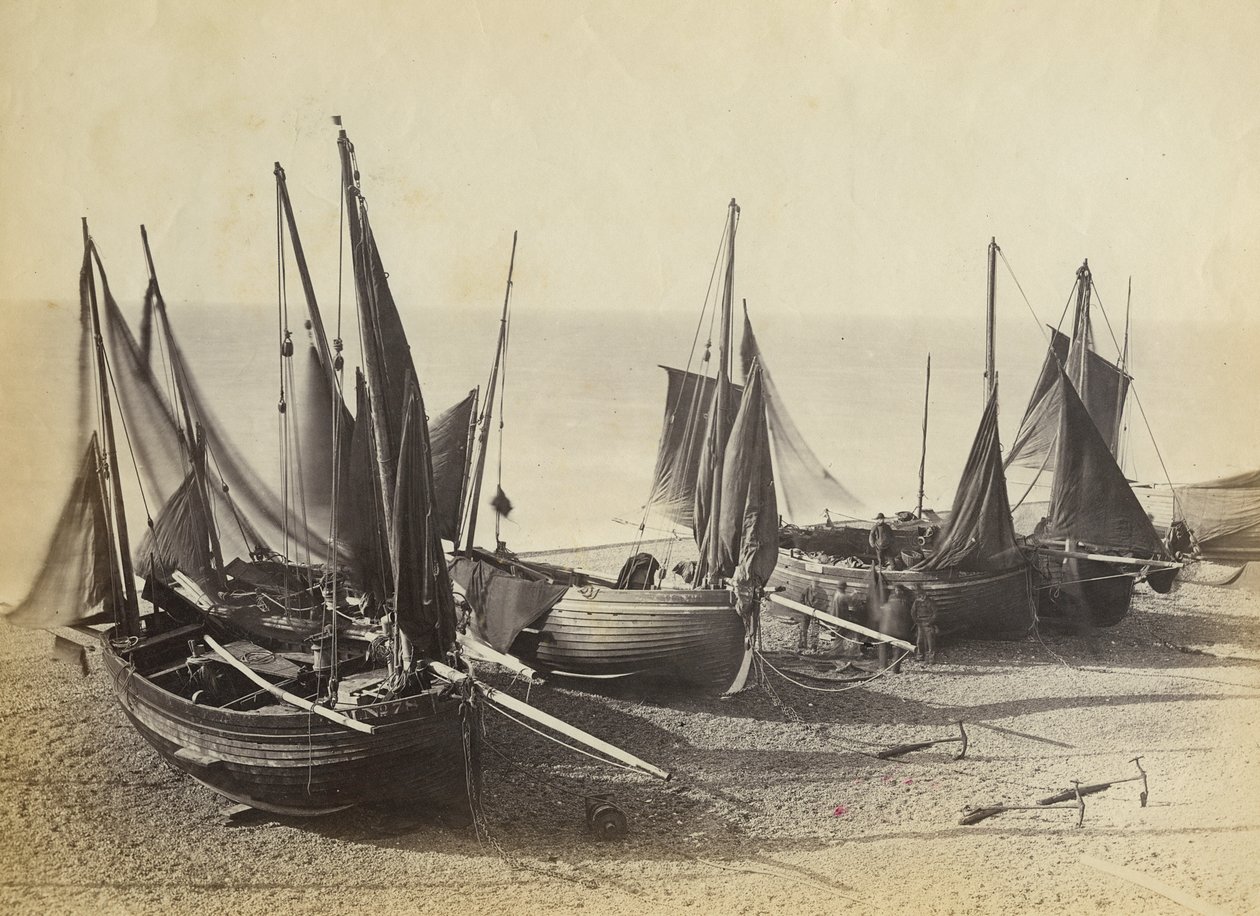 Fiskebåter trukket opp på stranden ved Shoreham-by-Sea, ca. 1880 (fotografi) av English Photographer