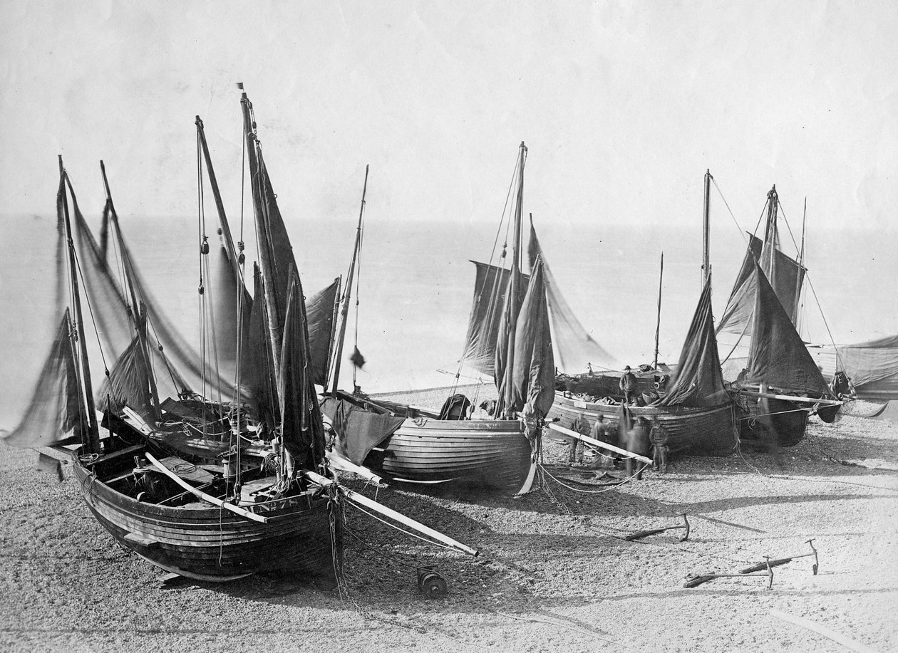 Fiskebåter trukket opp på stranden ved Shoreham-by-Sea, ca. 1880 (fotografi) av English Photographer