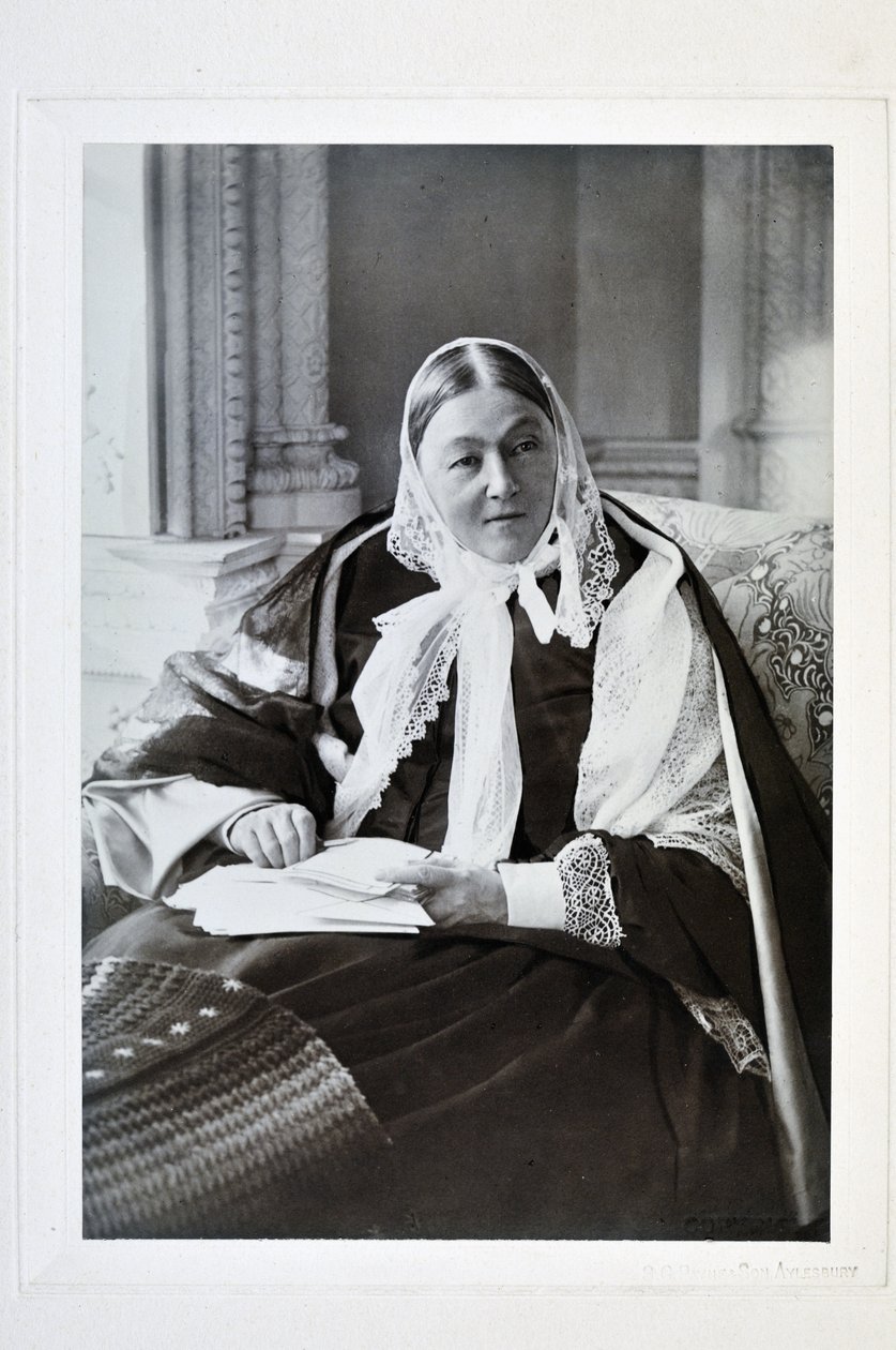Florence Nightingale, sittende på en sofa i det blå rommet på Claydon House, 1891 av English Photographer