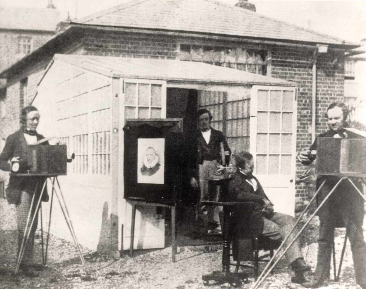 Fox Talbot (til høyre) ved Reading fotografiske etablissement, ca. 1845 (kalotype) av English Photographer
