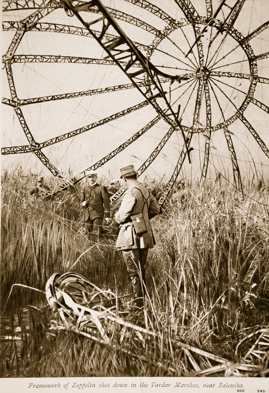 Rammeverket til Zeppelin skutt ned i Vardar-myrene, nær Salonika, 1914-19 av English Photographer