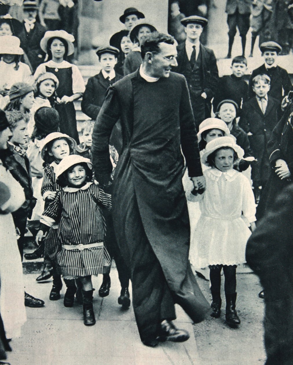 Fra slagmarken St. Eloi til St. Pauls, Deptford: Rev. E.N. Mellish, V.C., fra The Illustrated War News, pub. 14 juni 1916 av English Photographer