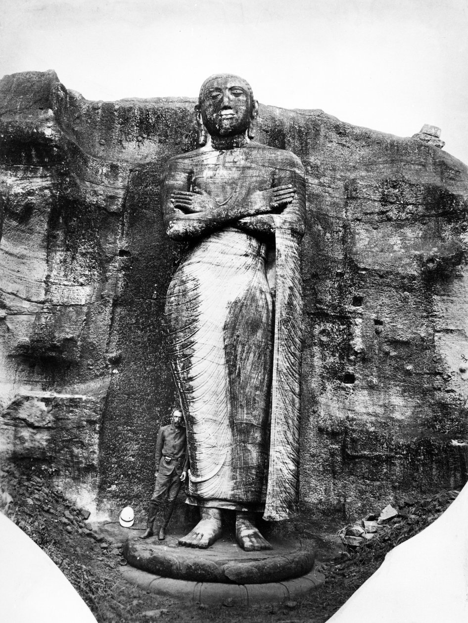 Gal Vihara stående buddhistfigur, ca. 1870-90 av English Photographer