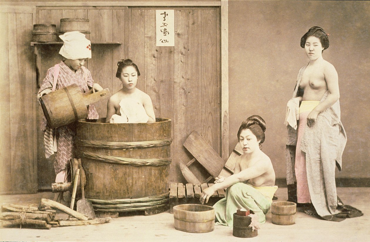 Geishaer som bader, ca. 1880-tallet (håndfarget albumintrykk) av English Photographer