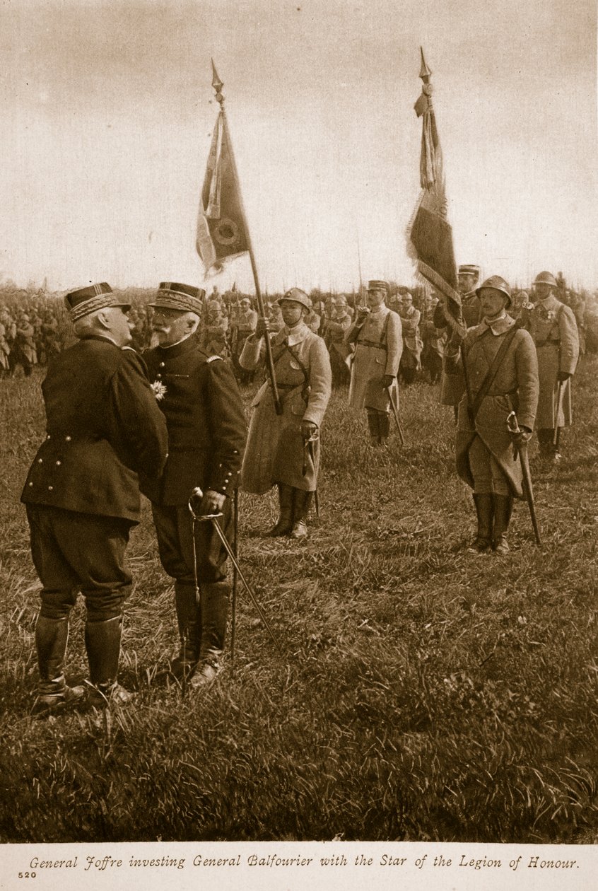 General Joffre investerte general Balfourier med Star of the Legion of Honour, 1914-19 av English Photographer