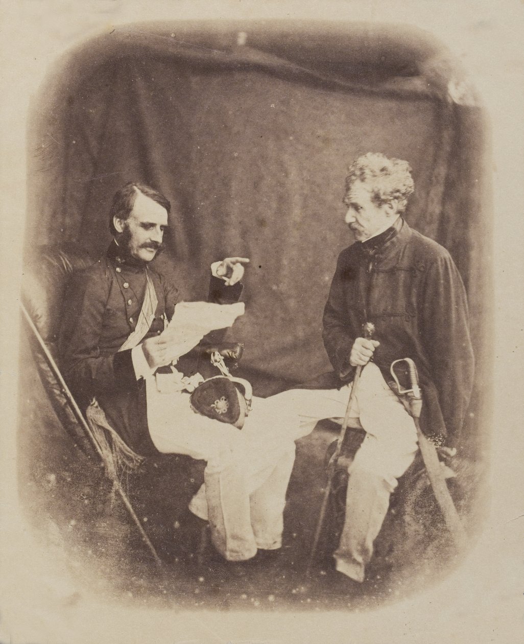 General Sir Colin Campbell og generalmajor William Mansfield leser utsendelser, ca. 1858 av English Photographer