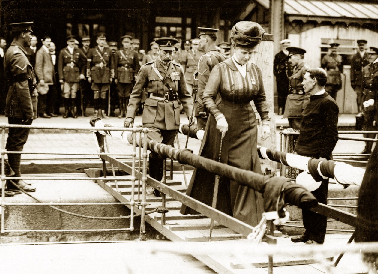 George V og Queen Mary legger ut på båten hjem av English Photographer