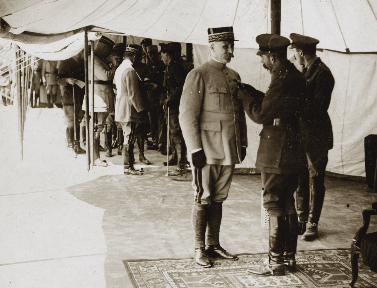 George V dekorerer general Petain av English Photographer