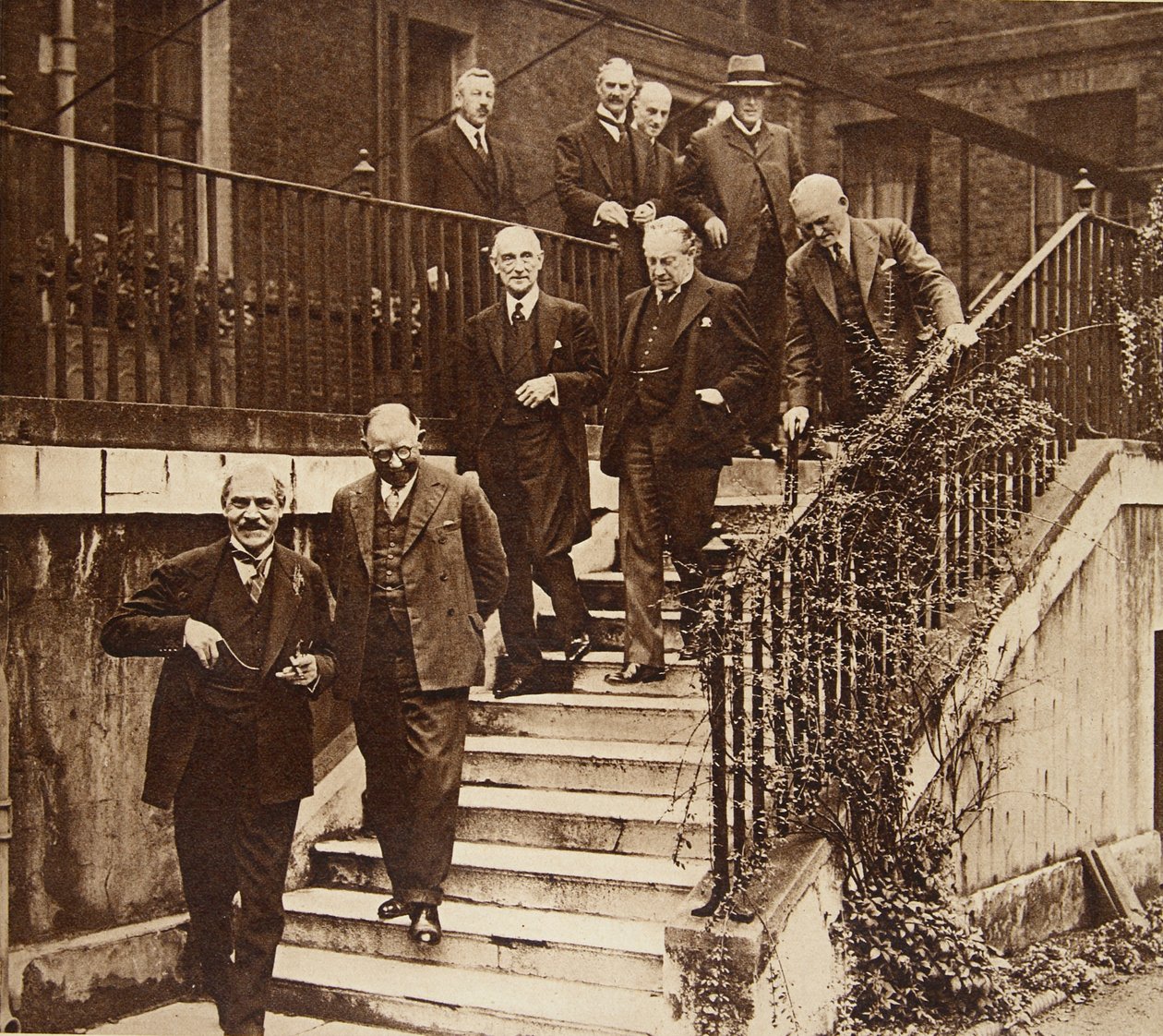 Regjering i krise: danne et nasjonalt kabinett som forespurt av kong George V (bildet i hagen ved No 10 Downing Street) 1931 av English Photographer