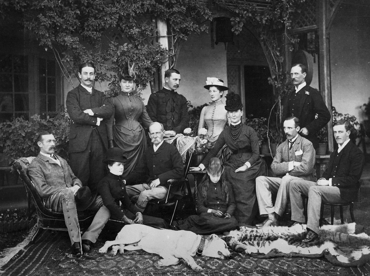 Gruppe ved Vice Regal Lodge, India, ca. 1875-80 av English Photographer