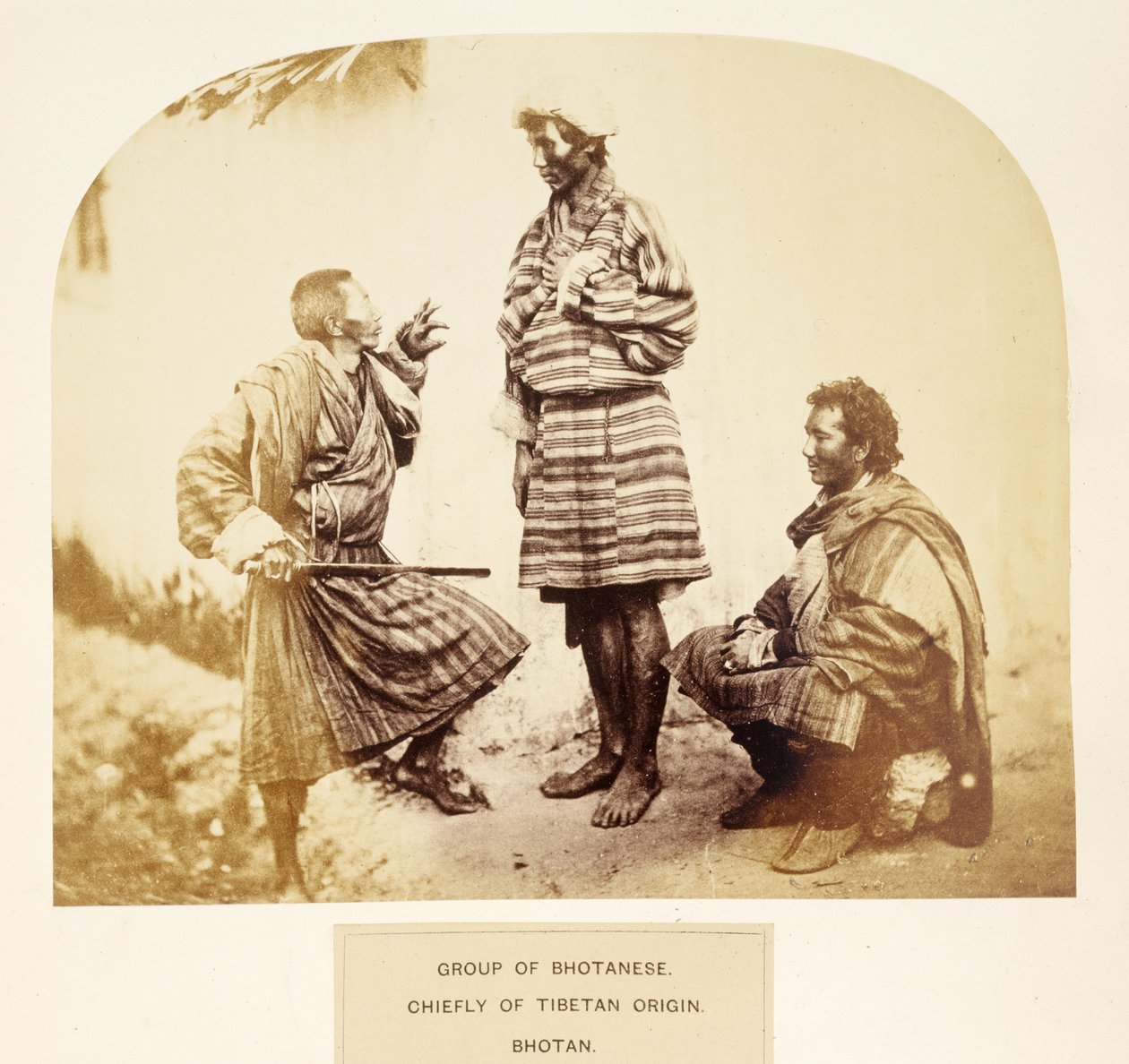 Gruppe av bhotanesere, hovedsakelig eller tibetansk opprinnelse, Bhotan, fra The People of India, av J. Forbes Watson, utgitt 1868 (albumtrykk) av English Photographer