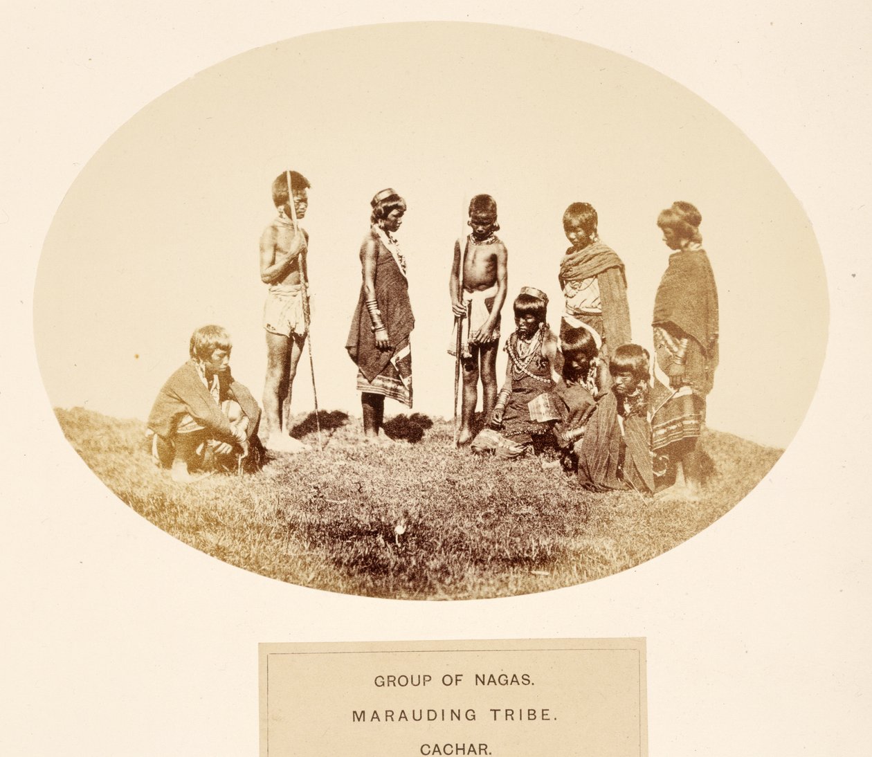 Group of Nagas, Marauding Tribe, Cachar, fra The People of India, av J. Forbes Watson, utgitt 1868 (albumtrykk) av English Photographer