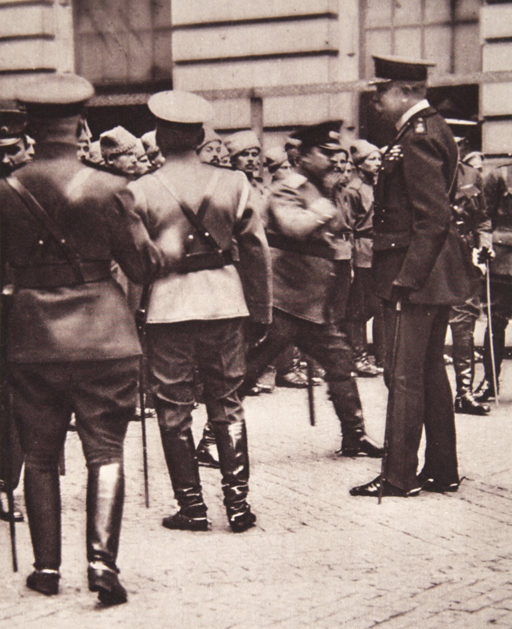 I London: Lord Kitchener inspiserer den russiske kontingenten på spesialtjeneste her, fra The Illustrated War News, 14. juni 1916 (sepiafoto) av English Photographer