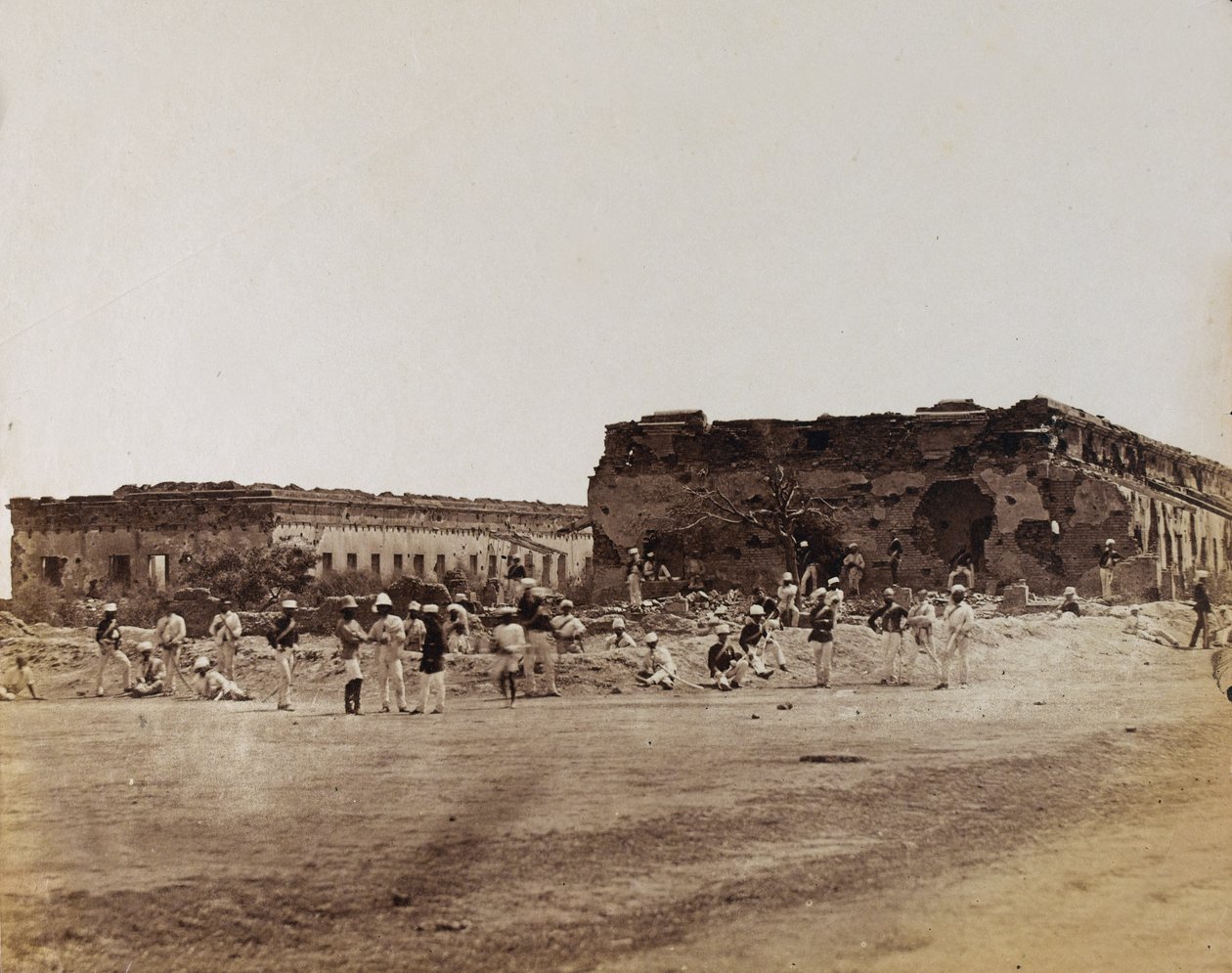 Indiske soldater ved ødelagte bygninger, ca. 1858 (sepia-bilde) av English Photographer