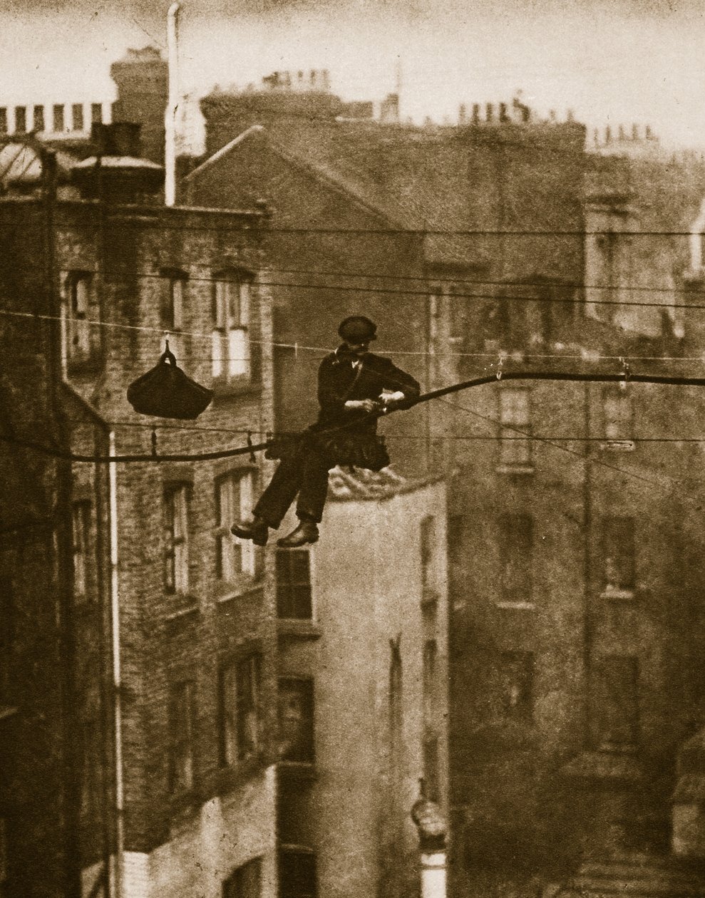 Inspiserer en telefonkabel mellom Conduit og Maddox Streets (sepia-bilde) av English Photographer