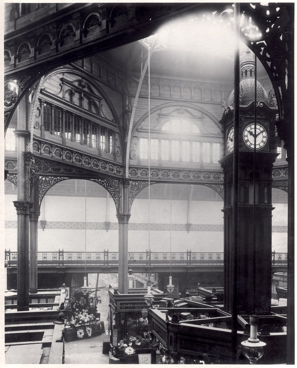 Interiør i Kirkgate Market Hall med klokken som ble flyttet til Oakwood i 1912, 23. september 1911 av English Photographer
