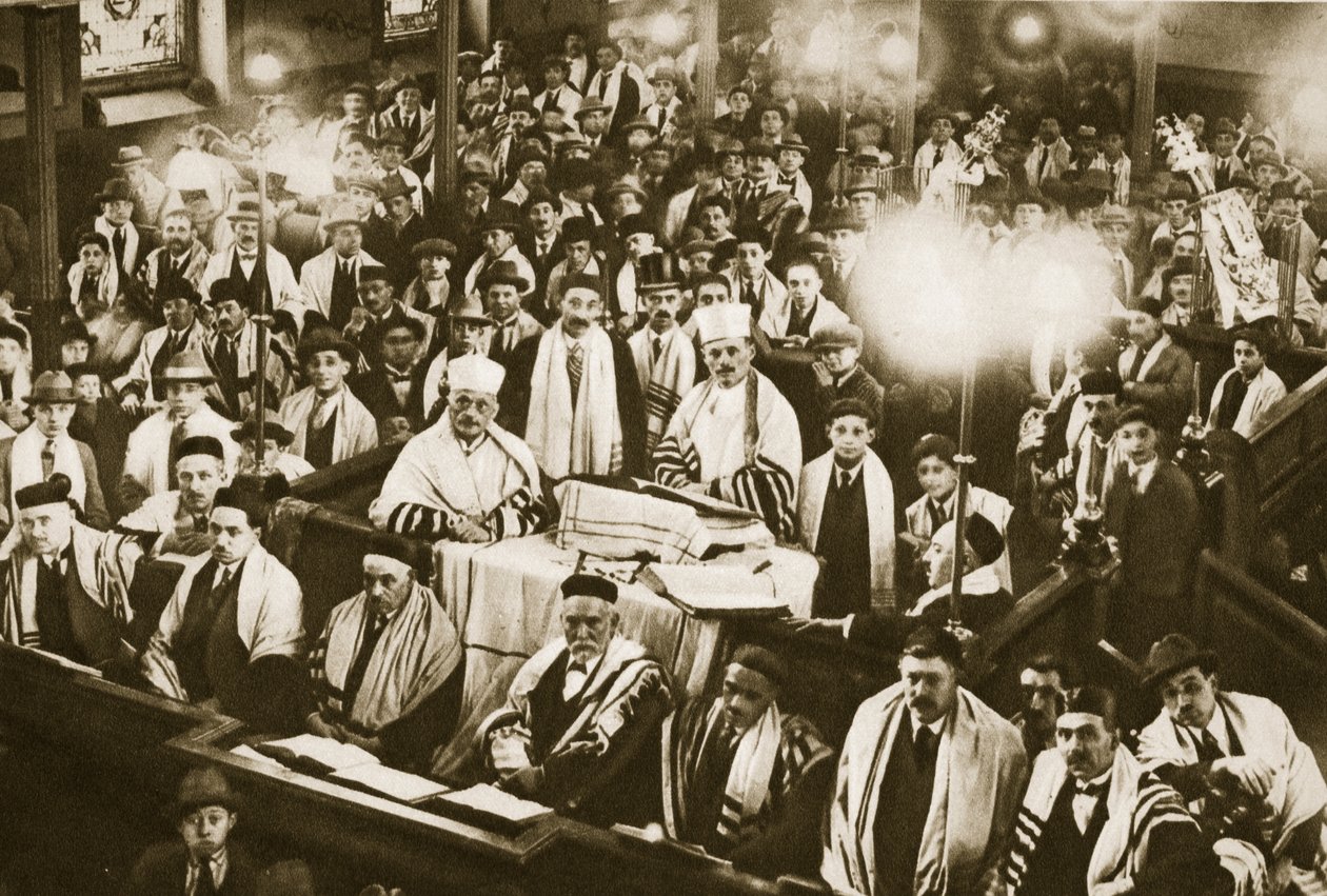 Interiør i en East End-synagoge under en festival (sepia-bilde) av English Photographer