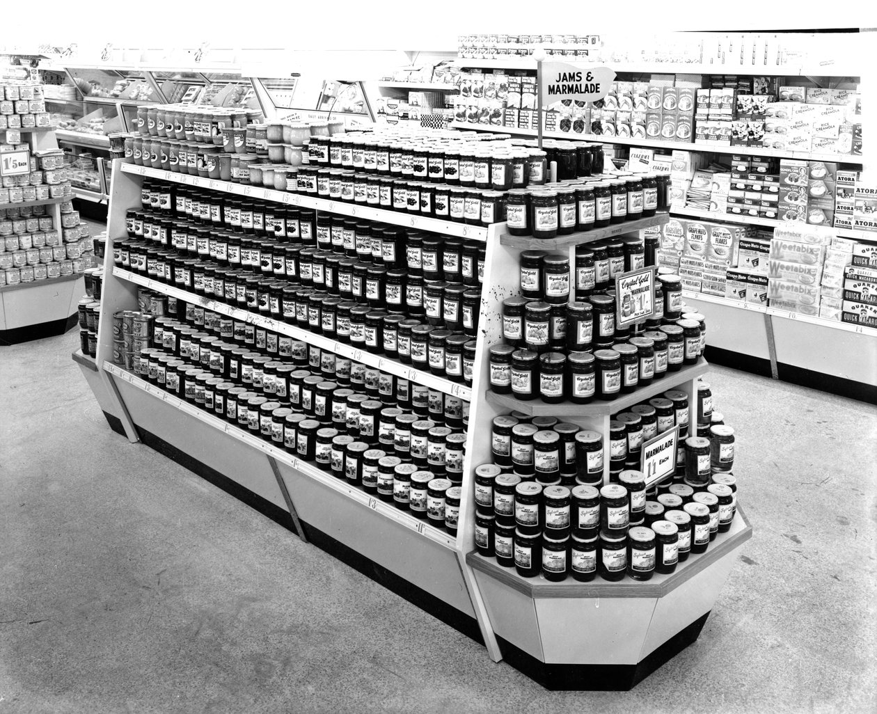 Jam and Marmalade midtgang, Woolworths store, 1956 av English Photographer