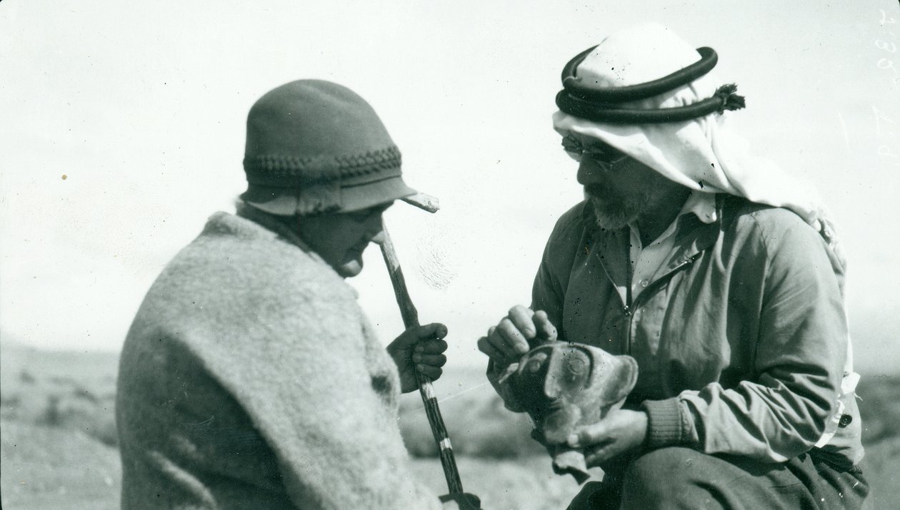 John Garstang viser et stykke Yahudieh Ware keramikkbeger til fru Garstang, 1930 av English Photographer