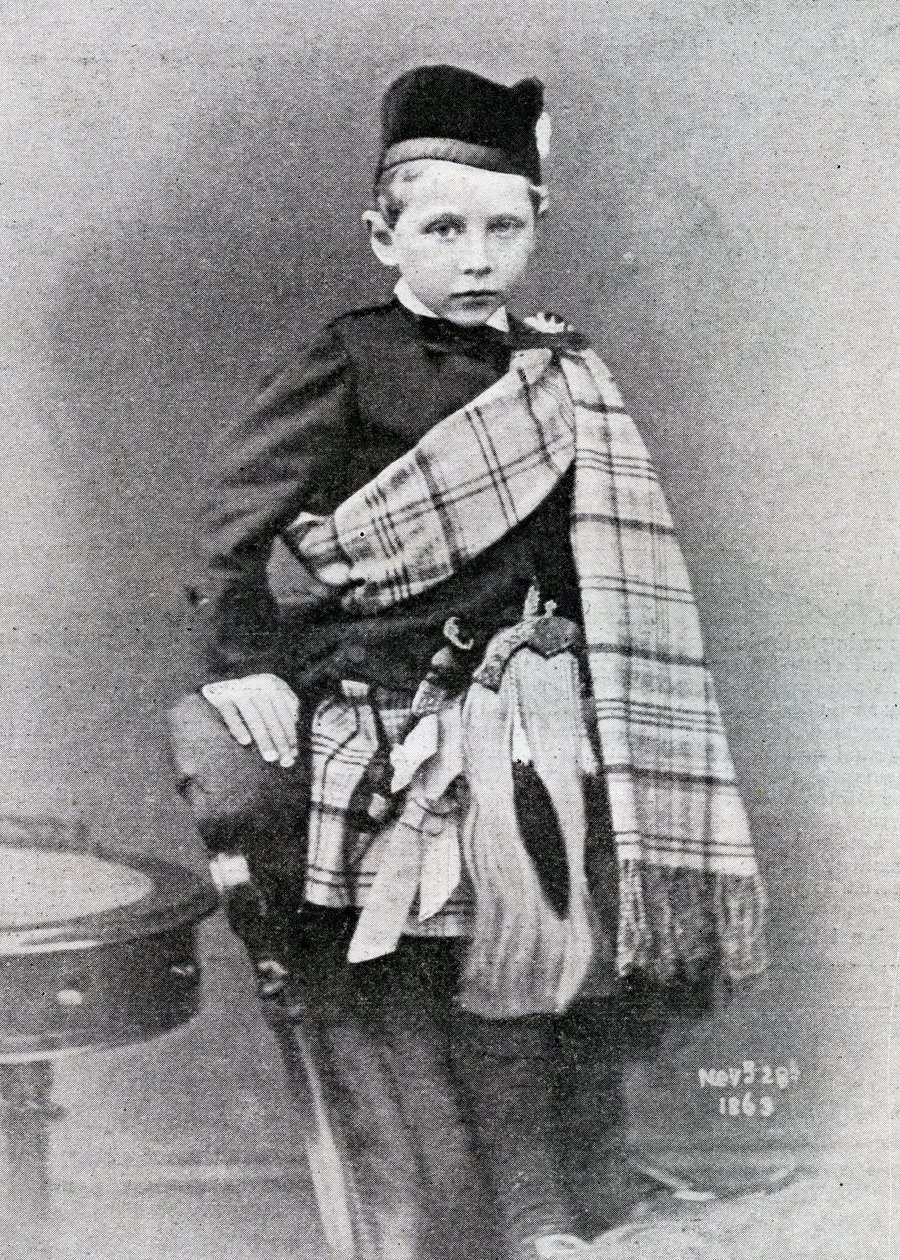 Kaiser Wilhelm II fotografert i en alder av 4 i kilten som ble brukt til bryllupet til sin onkel, Edward, Prince of Wales med prinsesse Alexandra av Danmark, 1863 av English Photographer