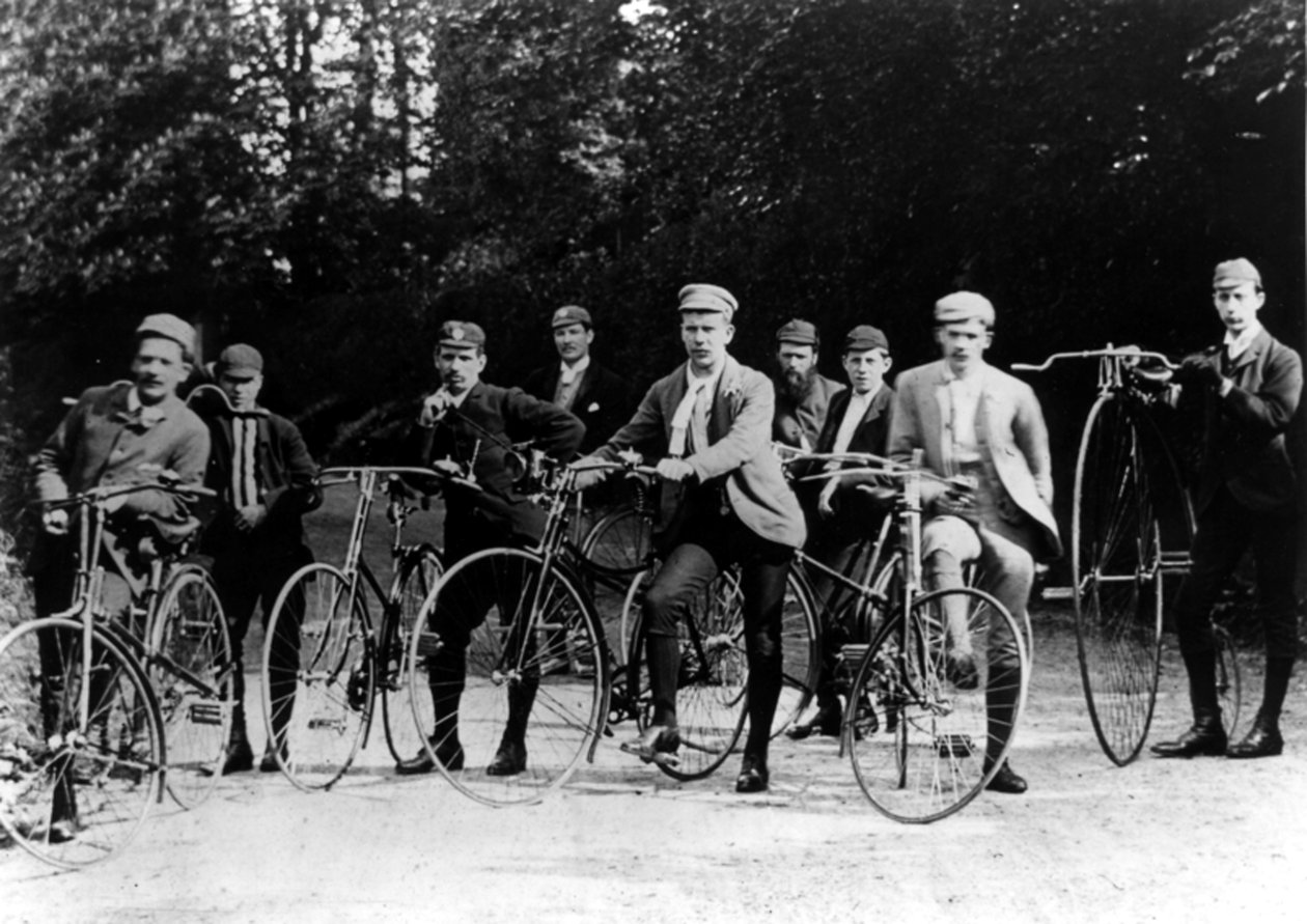 Kidderminster sykkelklubb, 1890 av English Photographer