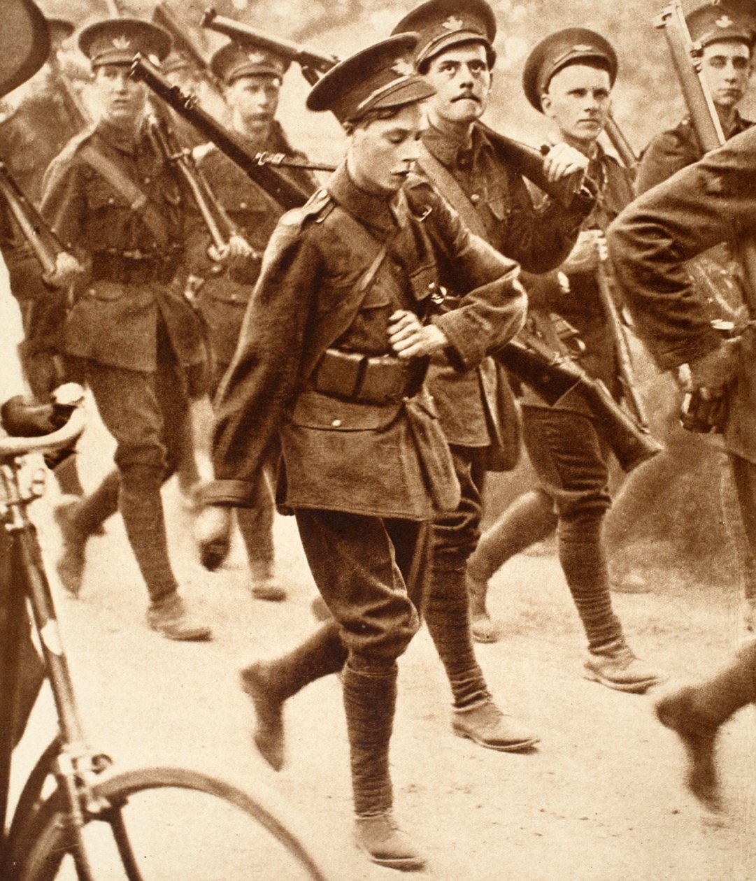 Kong Edward VIII marsjerte med Oxford University O.T.C., før første verdenskrig, ca. 1911 av English Photographer