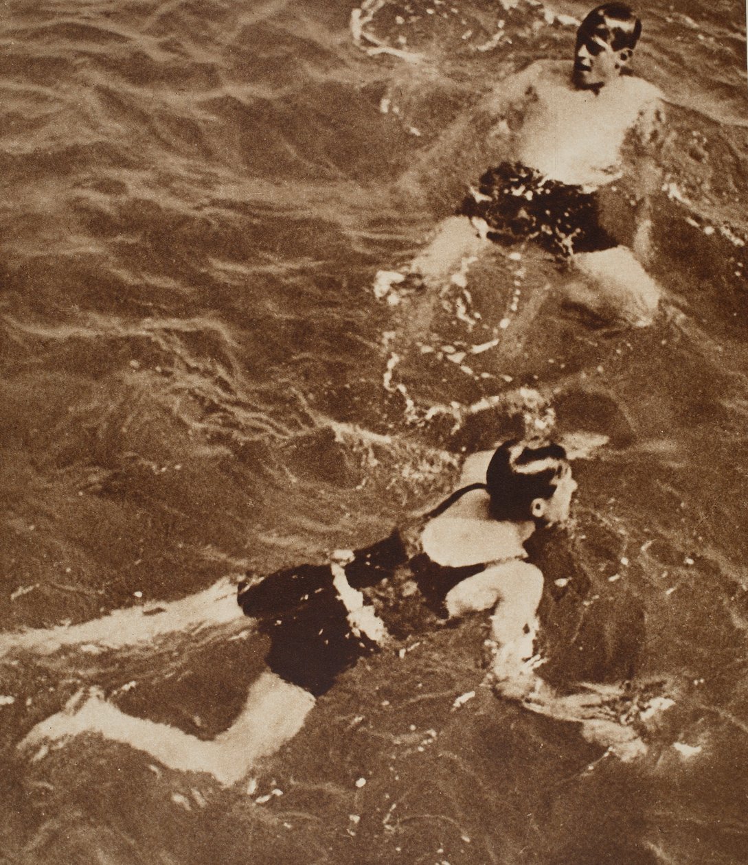 Kong Edward VIII og hertugen av Kent svømmer på rivieraen, 1933 av English Photographer