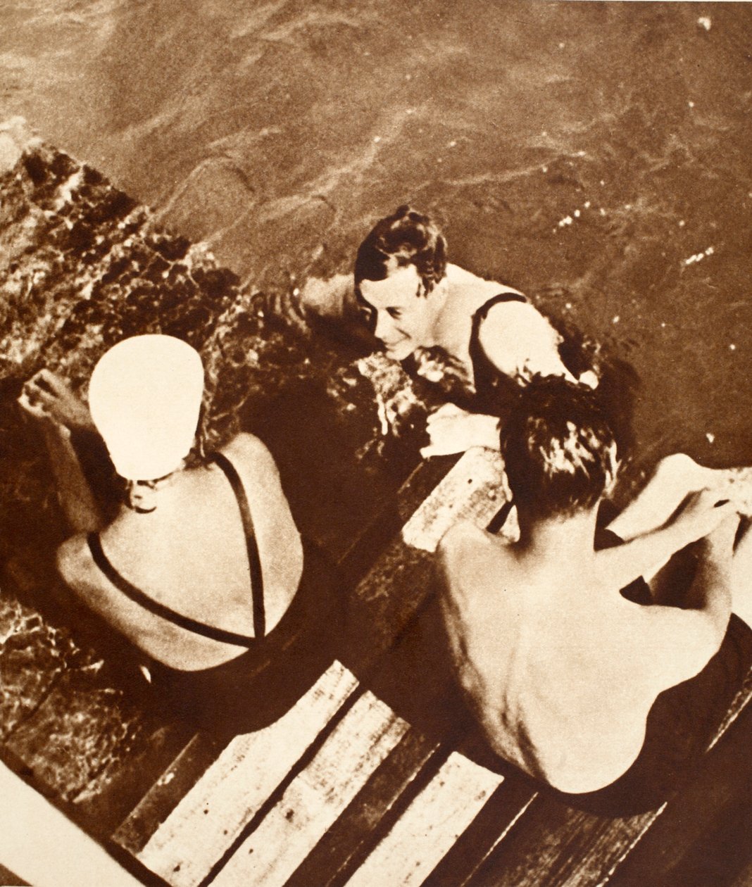 Kong Edward VIII med venner på en flåte, Riviera, 1933 av English Photographer