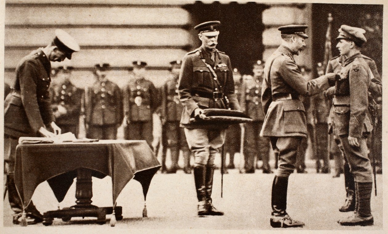 Kong George V tildeler Victoria Cross til menig Wilfred Edwards, Kings Own Yorkshire Light Infantry, 1914-1918 av English Photographer