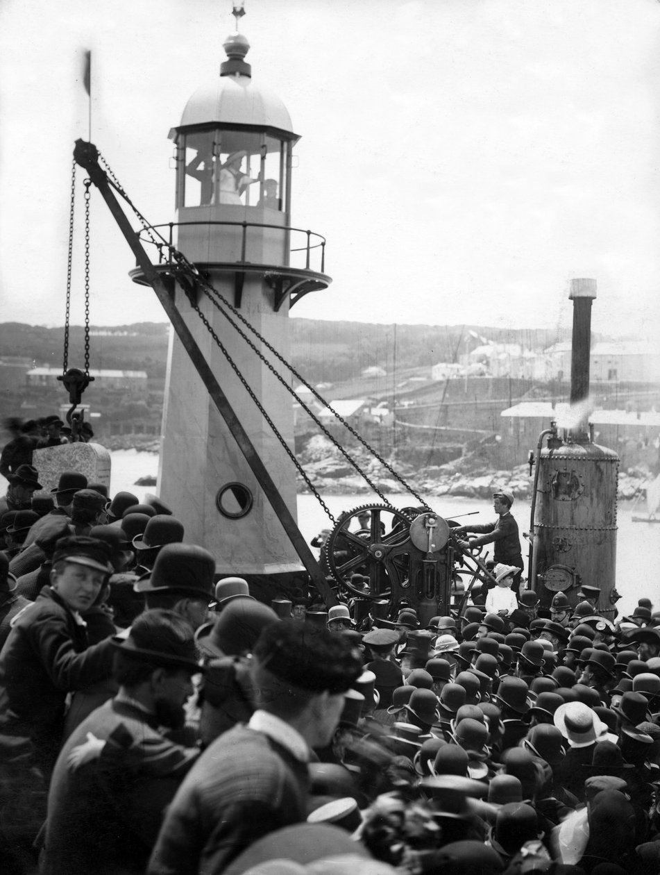 Legger den siste steinen til utvidelsen til Smeatons Pier, 1890 av English Photographer