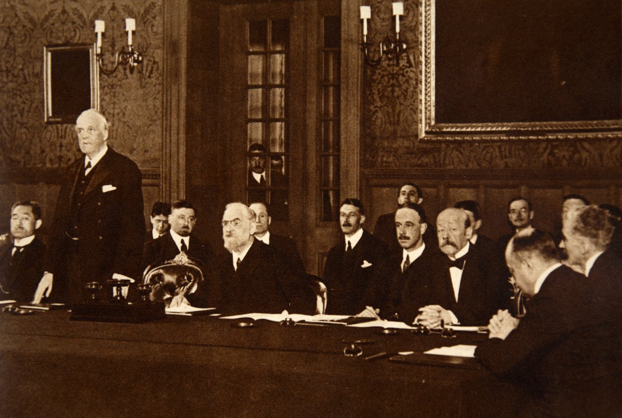 Folkeforbundet - første møte i London, 1920, Mr. A.J. Balfour taler som Lord President for Council av English Photographer