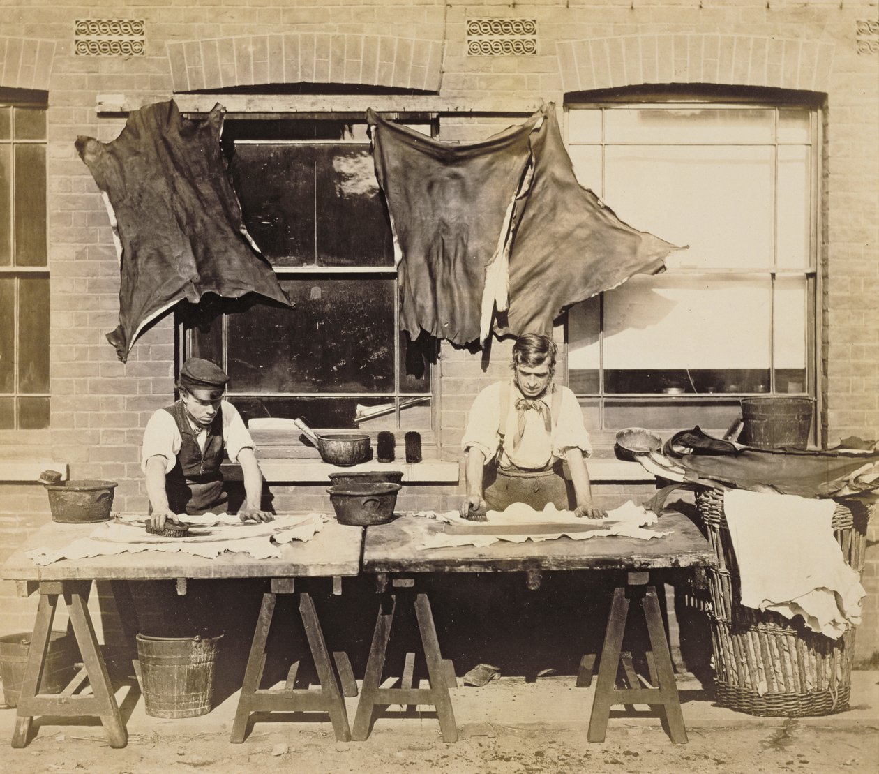 Lærfarging for å lage hansker, Bevington and Sons, 1861-62 (sepia-bilde) (se også 232992) av English Photographer