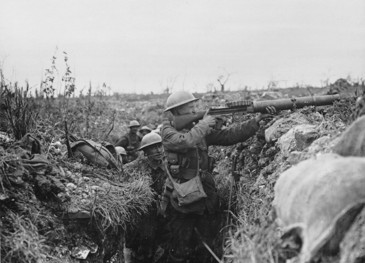 Lewis-skytter på avfyringstrinnet i en skyttergrav, 1916-18 av English Photographer