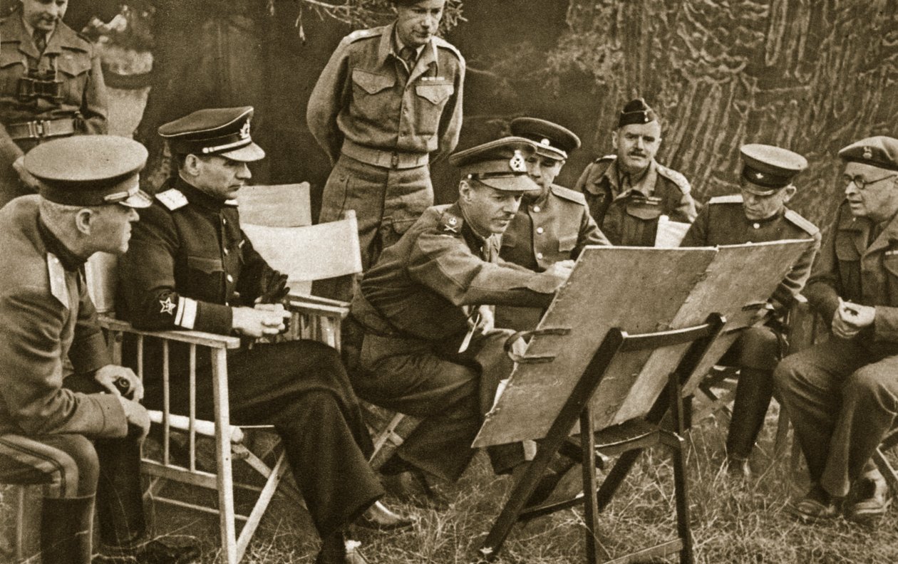 Generalløytnant Dempsey, sjef for den britiske andre hæren, forklarer for sovjetiske offiserer tingenes tilstand på vestfronten, 1944 av English Photographer