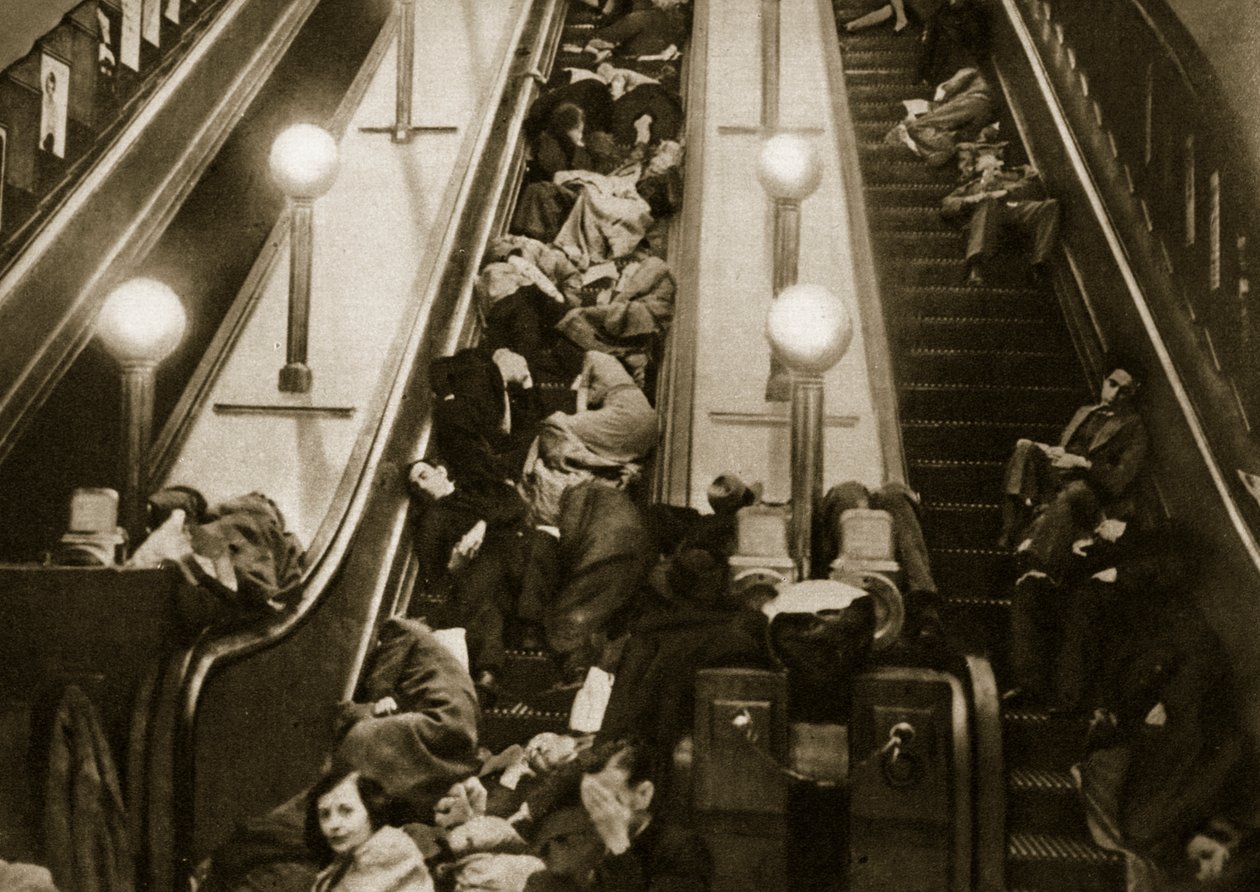 Londonboere søker ly fra bombene i undergrunnen, 1940 av English Photographer