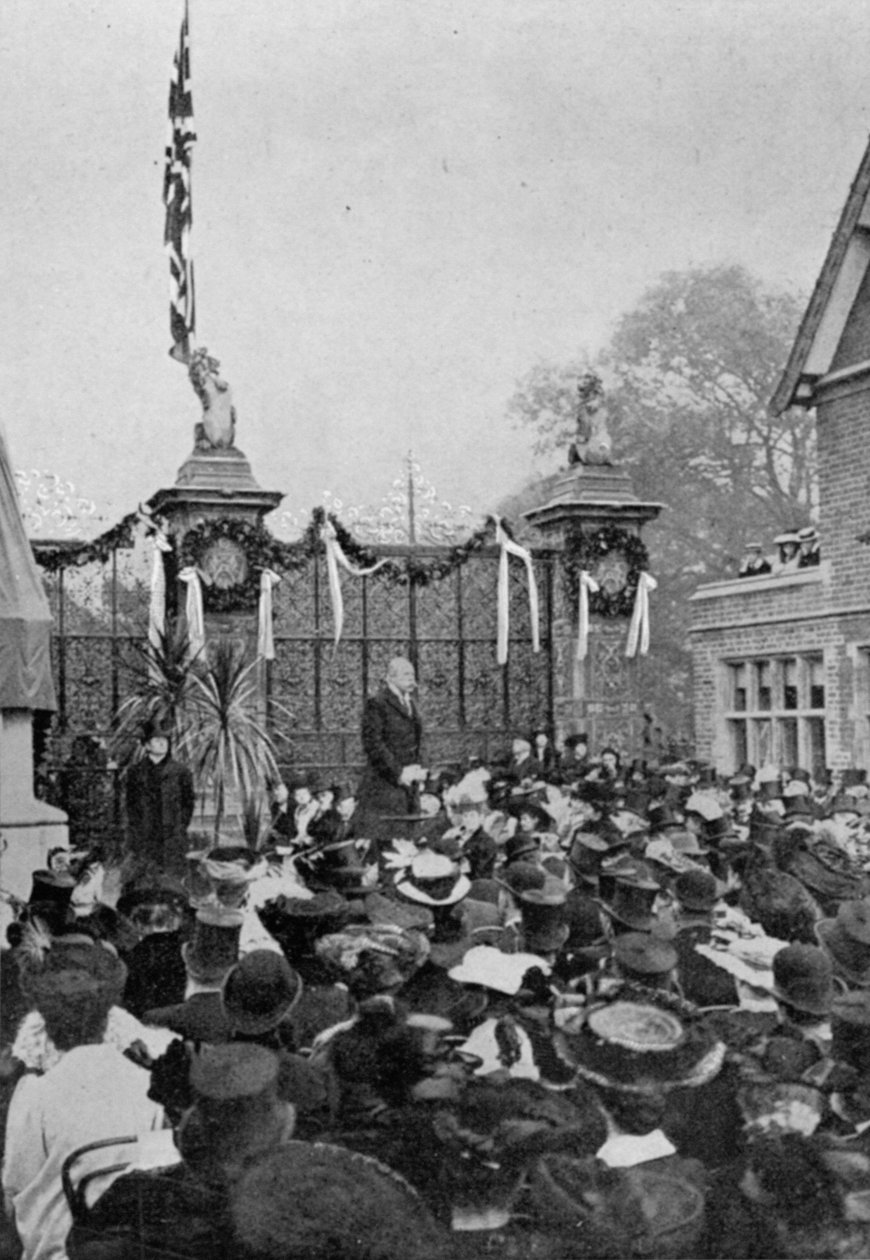 Lord Clarendon holder sin tale, fra en artikkel med tittelen A Memorial of a Great Life: The Salisbury Statue at Hatfield publisert i The Graphic, 27. oktober 1906 av English Photographer