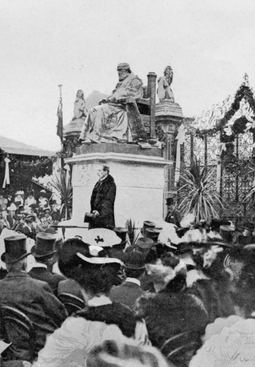 Lord Salisbury aksepterer statuen, fra en artikkel med tittelen A Memorial of a Great Life: The Salisbury Statue at Hatfield publisert i The Graphic, 27. oktober 1906 av English Photographer