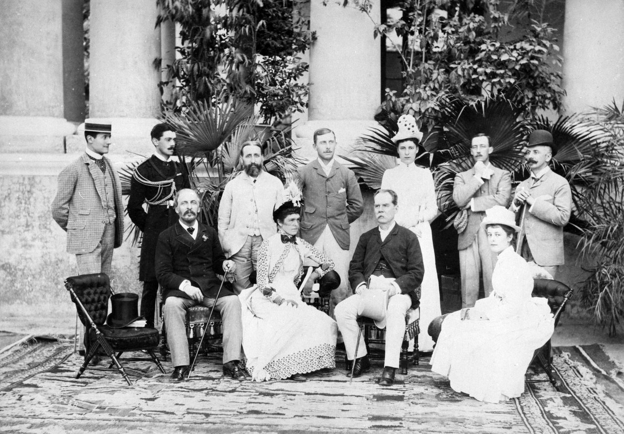 Lord og Lady Dufferin og gruppe ved Viceregal Lodge, Shimla, ca. 1884-88 av English Photographer