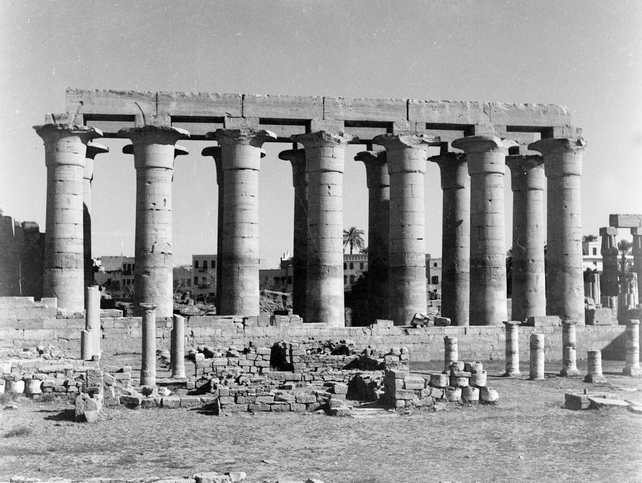 Lotus-søyler, Luxor Temple, fra et album som inneholder 206 fotografier satt sammen av major W.H.J. Salg, 1940-43 av English Photographer
