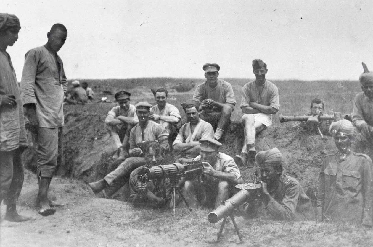 Maskingeværmannskaper med Vickers maskingevær, Lewis-pistol og avstandsmåler, Mesopotamia, første verdenskrig, av English Photographer