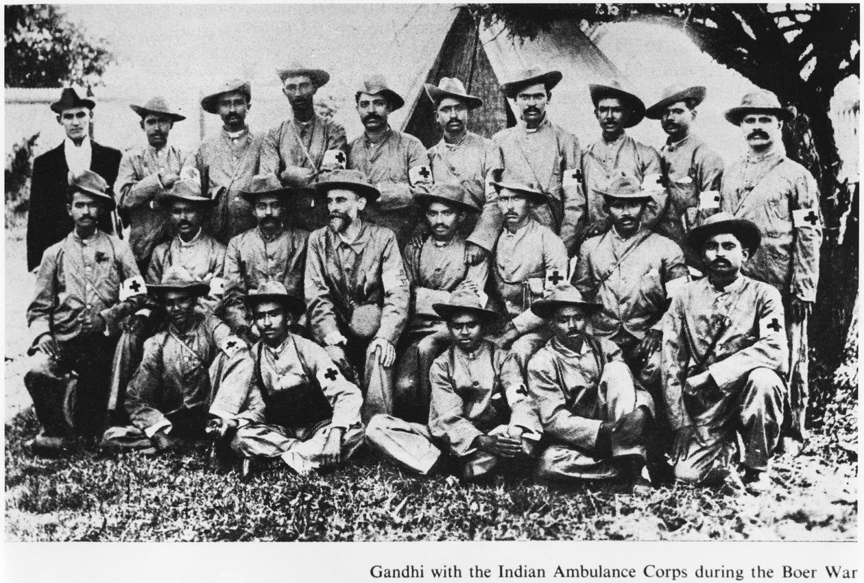 Mahatma Gandhi (1869-1948) med det indiske ambulansekorpset under boerkrigen, Sør-Afrika, 1899 av English Photographer