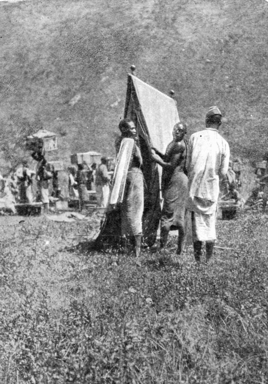 Making camp at the End of a Days March, fra en artikkel med tittelen To the Mountains of the Moon publisert i The Graphic 27. oktober 1906 av English Photographer