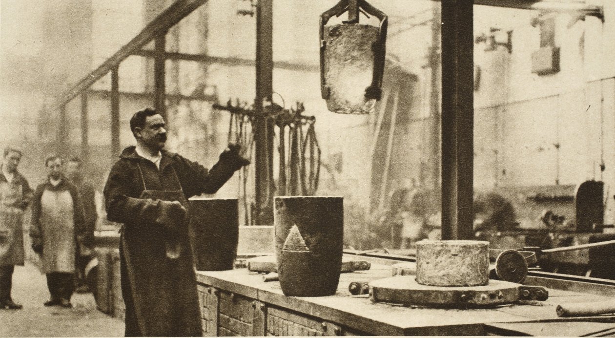 Tjen penger: gryter med flytende metall håndteres i smelterommet (sepia-bilde) av English Photographer