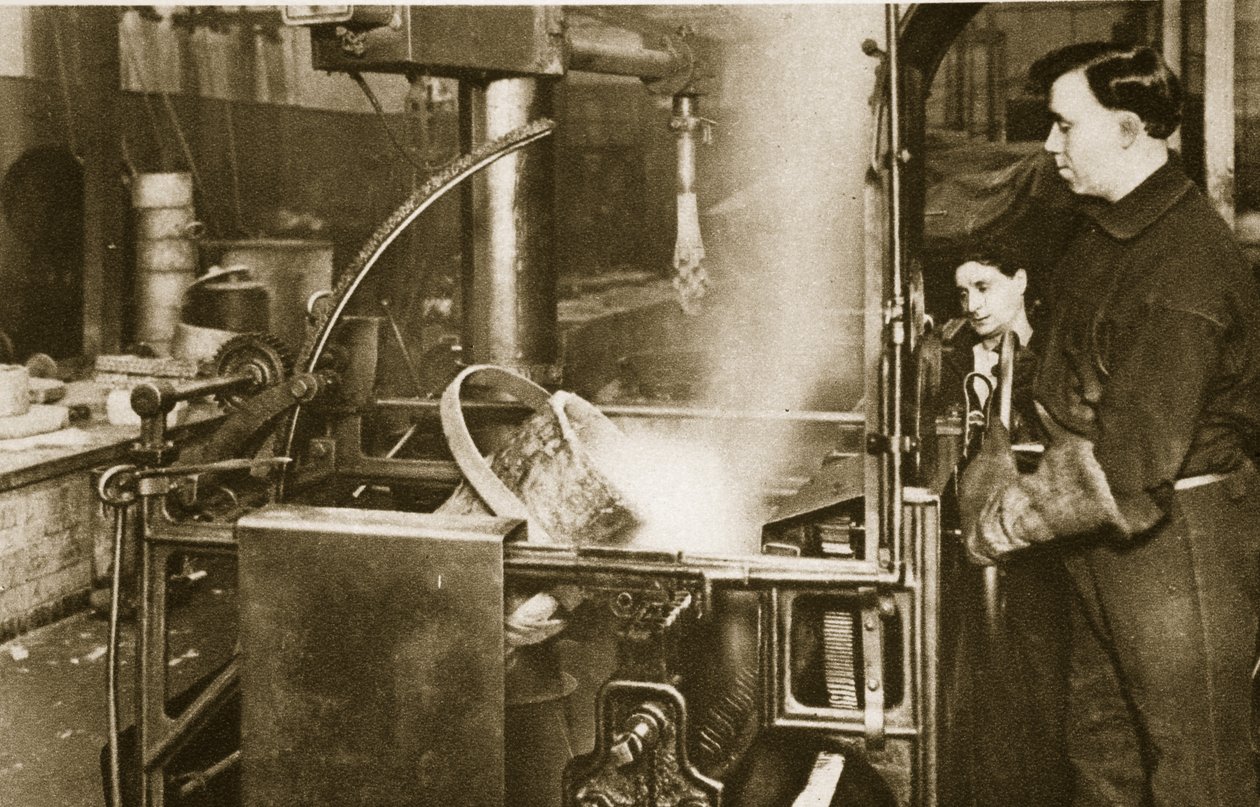 Tjen penger på å senke en gryte med flytende metall til en maskin (sepia-bilde) av English Photographer