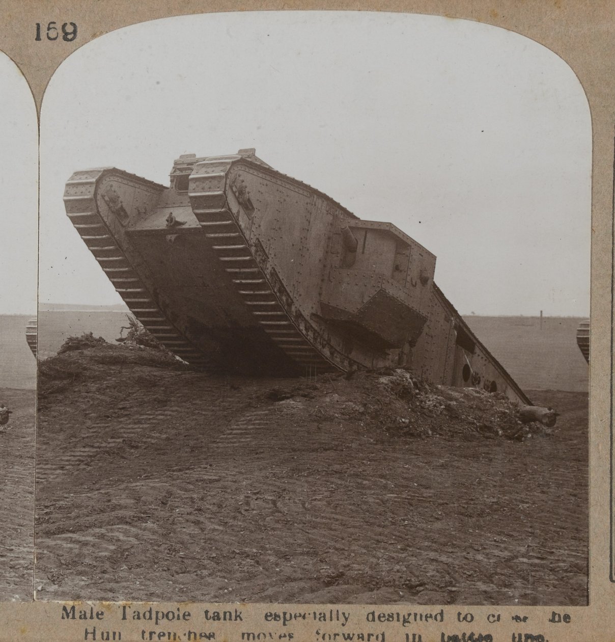 Mannlig rumpetroll-tank spesielt designet for å krysse Hun-skyttergravene beveger seg fremover i slaglinjen, 1914-18 av English Photographer
